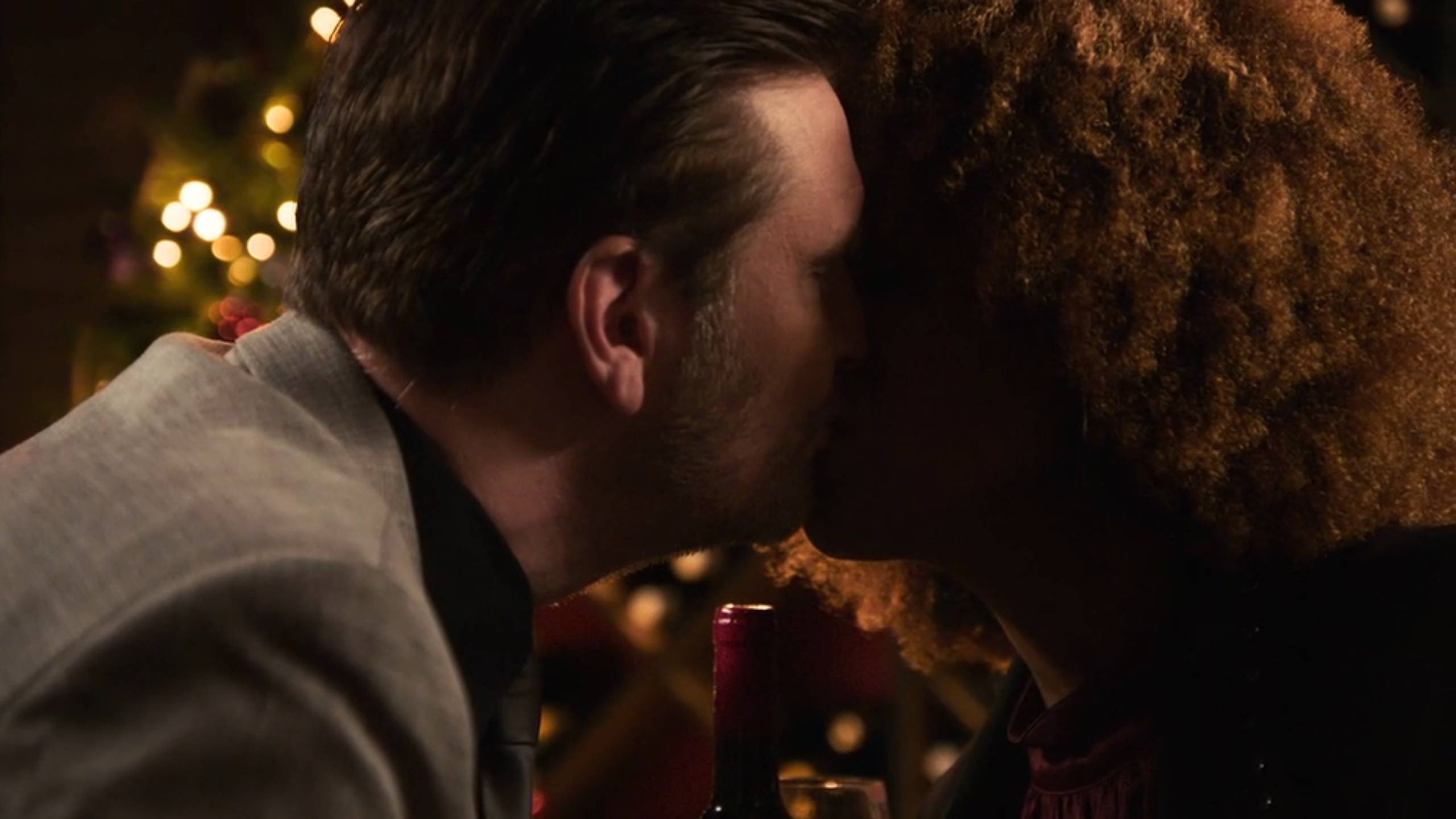 Met een drankje op komt het tot een zoen